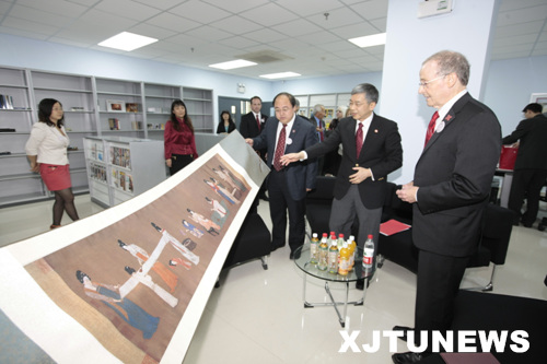 Chancellor Perlman listens to Xi'an Jiaotong University President Zheng Nanning.