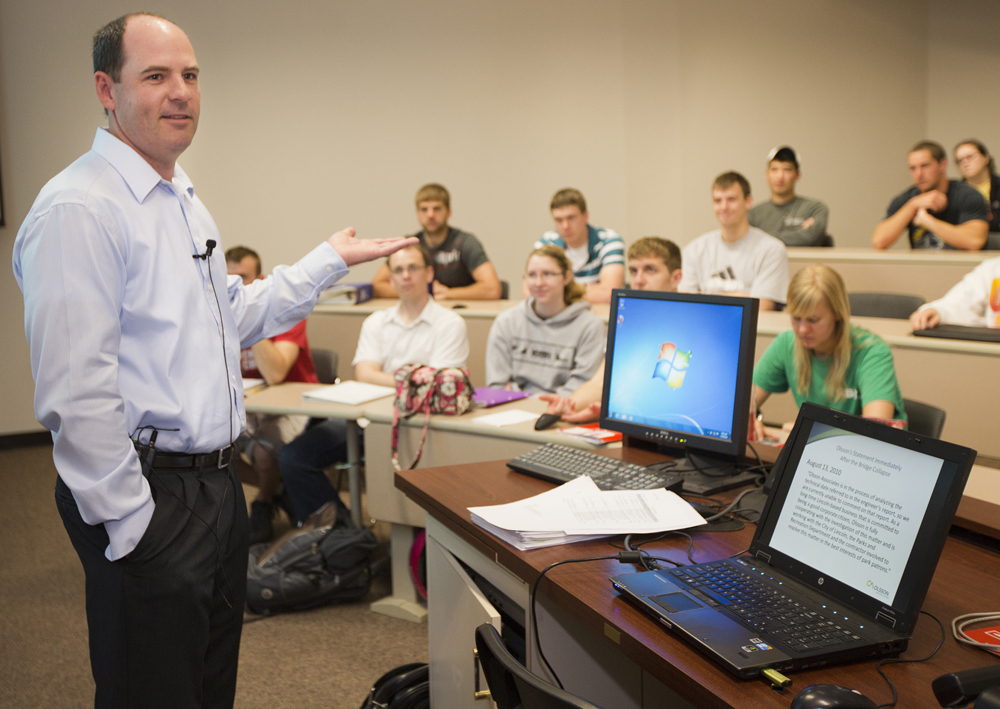 Brad Strittmatter, president of Olsson Associates, speaking to UNL engineering students.