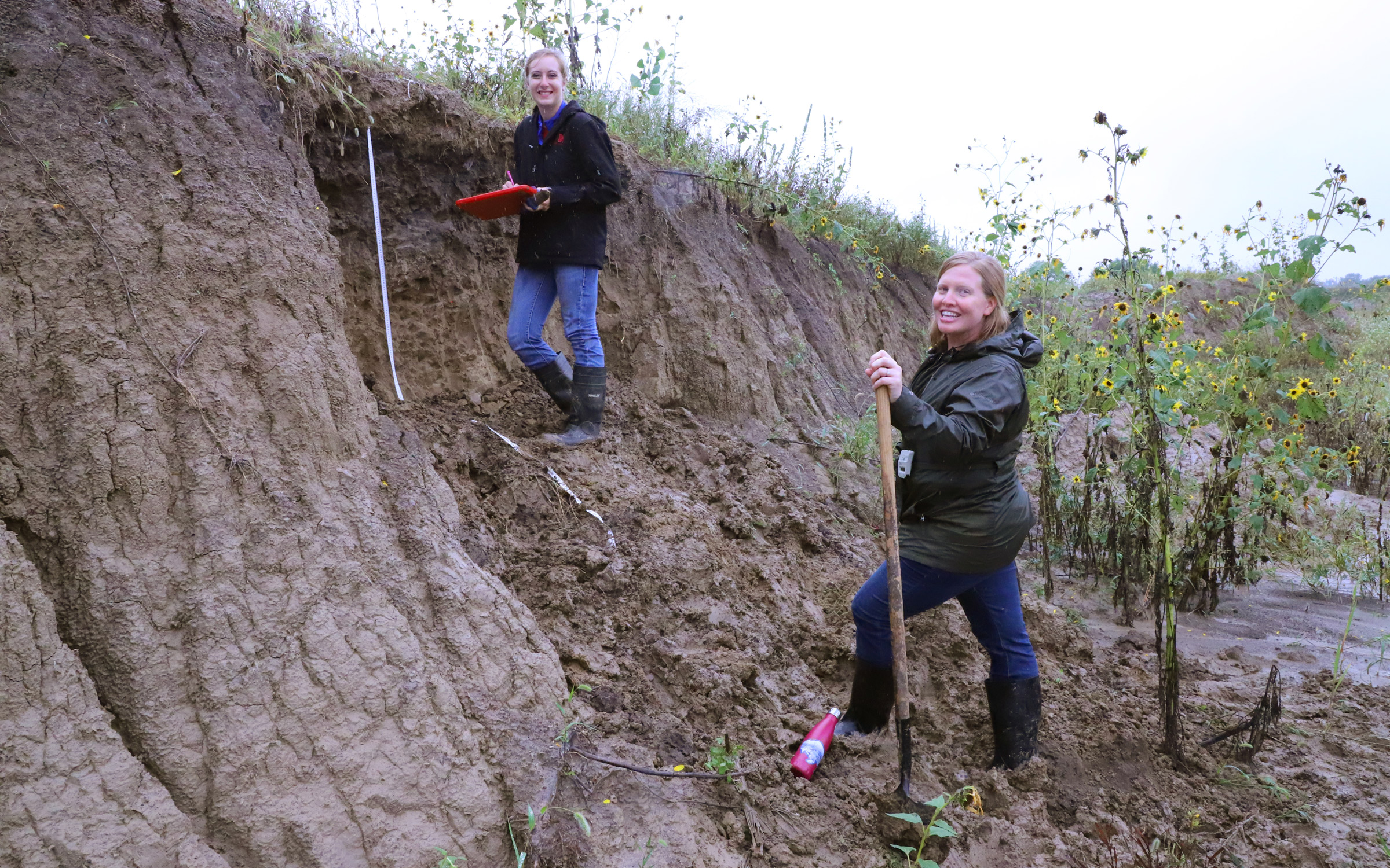 Senior agronomy major Samantha Teten and Rebecca Young, agronomy and horticulture assistant professor of practice and UNL Soil Judging Team coach, test skills in determining soil types at a former mine south of Lincoln. 