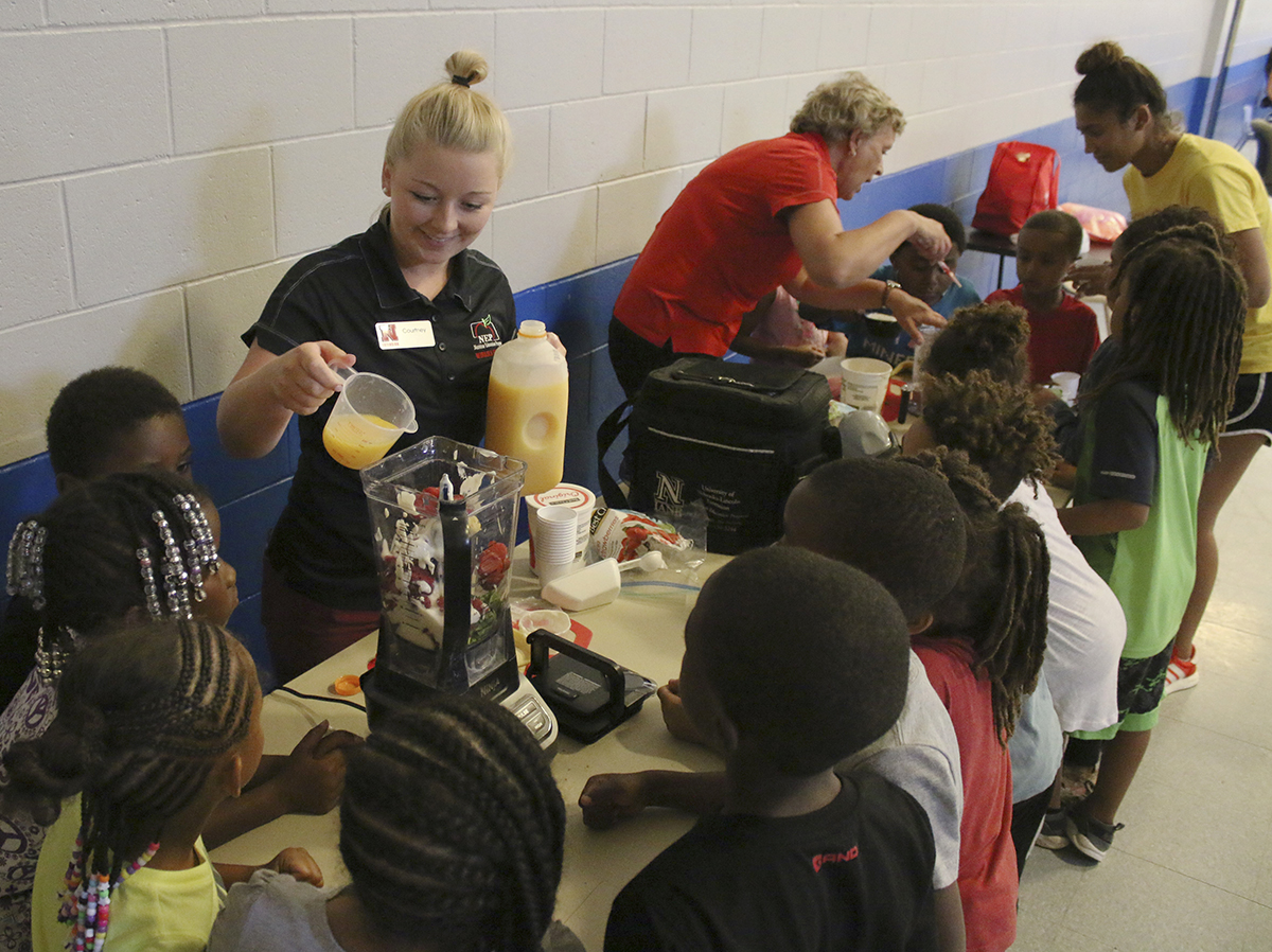 Extension Assistant Courtney Eitzmann makes healthy smoothies with youth at the Clyde Malone Community Center. (Photo by Vicki Jedlicka, Nebraska Extension in Lancaster County)