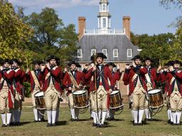 Strolls the streets of Colonial Williamsburg