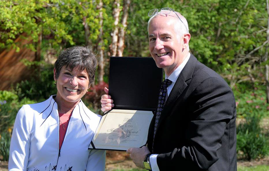 Kim Todd (left) accepts the 2019 Arborvitae Award from John Newman, executive director of Lauritzen Gardens, on Arbor Day, April 26. Courtesy Lauritzen Gardens