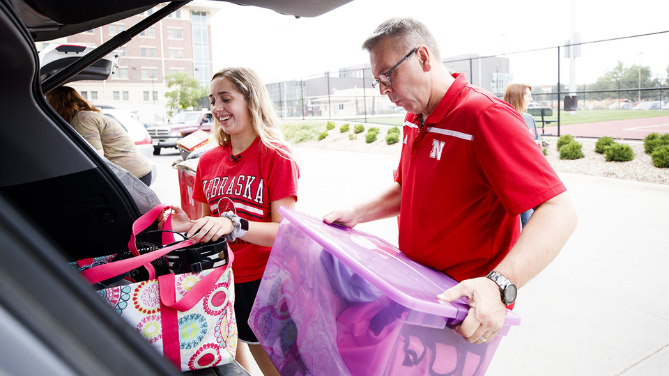 Chancellor Ronnie Green helps Emma Barnes, a sophomore Honors student at Nebraska, move in to Knoll Residential Center. This is the program's first year in the space.