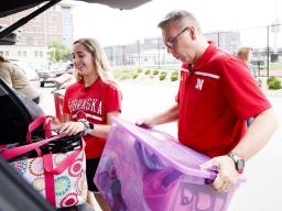 Chancellor Ronnie Green helps Emma Barnes, a sophomore Honors student at Nebraska, move in to Knoll Residential Center. This is the program's first year in the space.