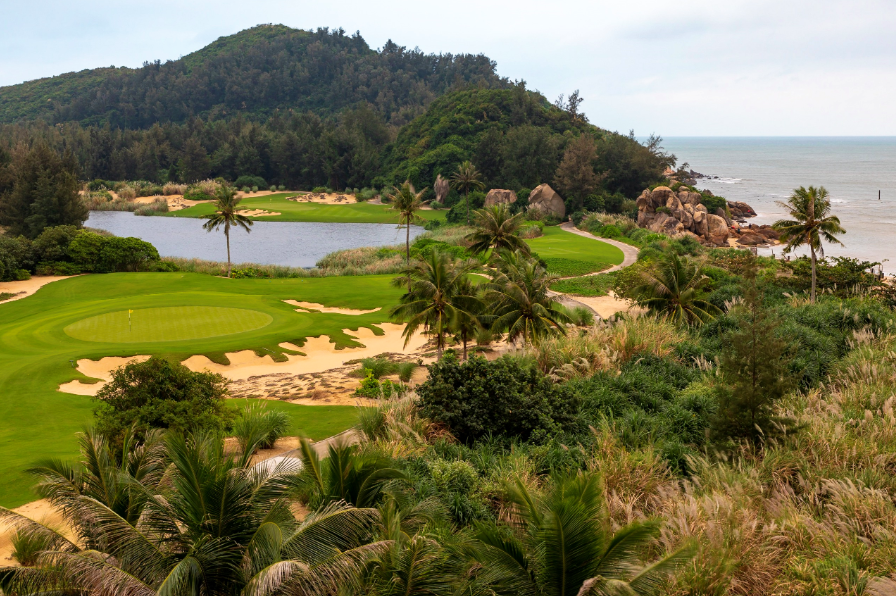 While on Hainan, students will visit the golf courses on the Shenzhou Peninsula, Sanya and Mission Hills Haikou