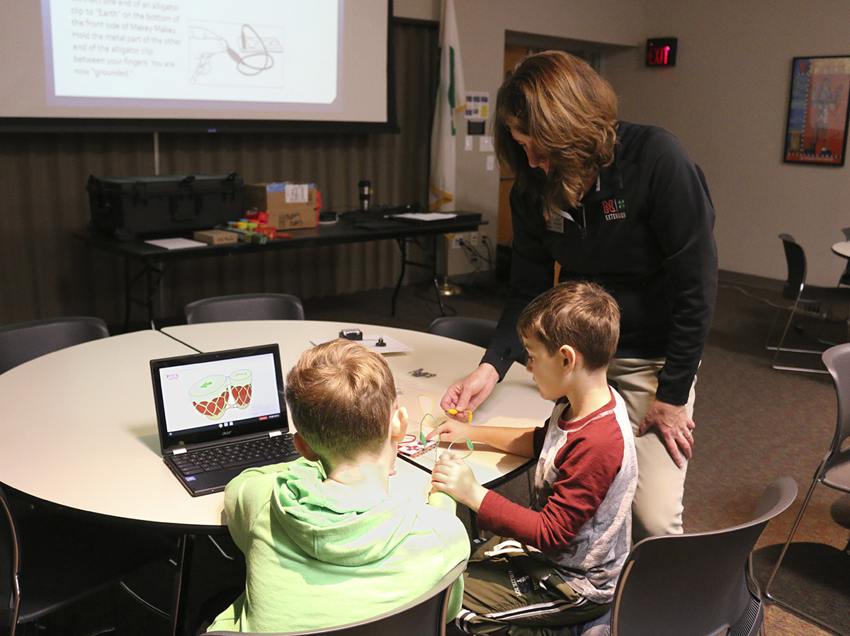 Activity at 2019 Youth Science Day for Homeschooled Youth 