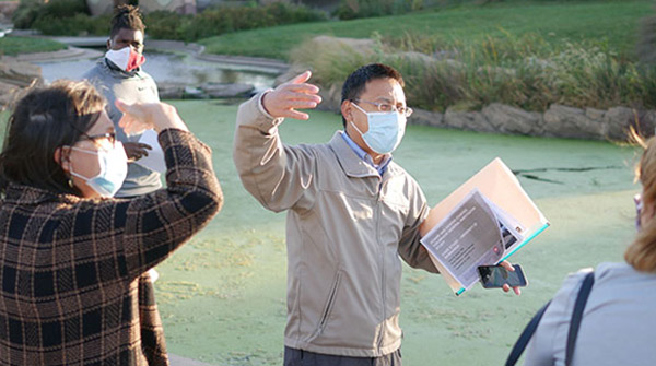 Dr. Zhenghong Tang discussing the Antelope Valley Project with students.