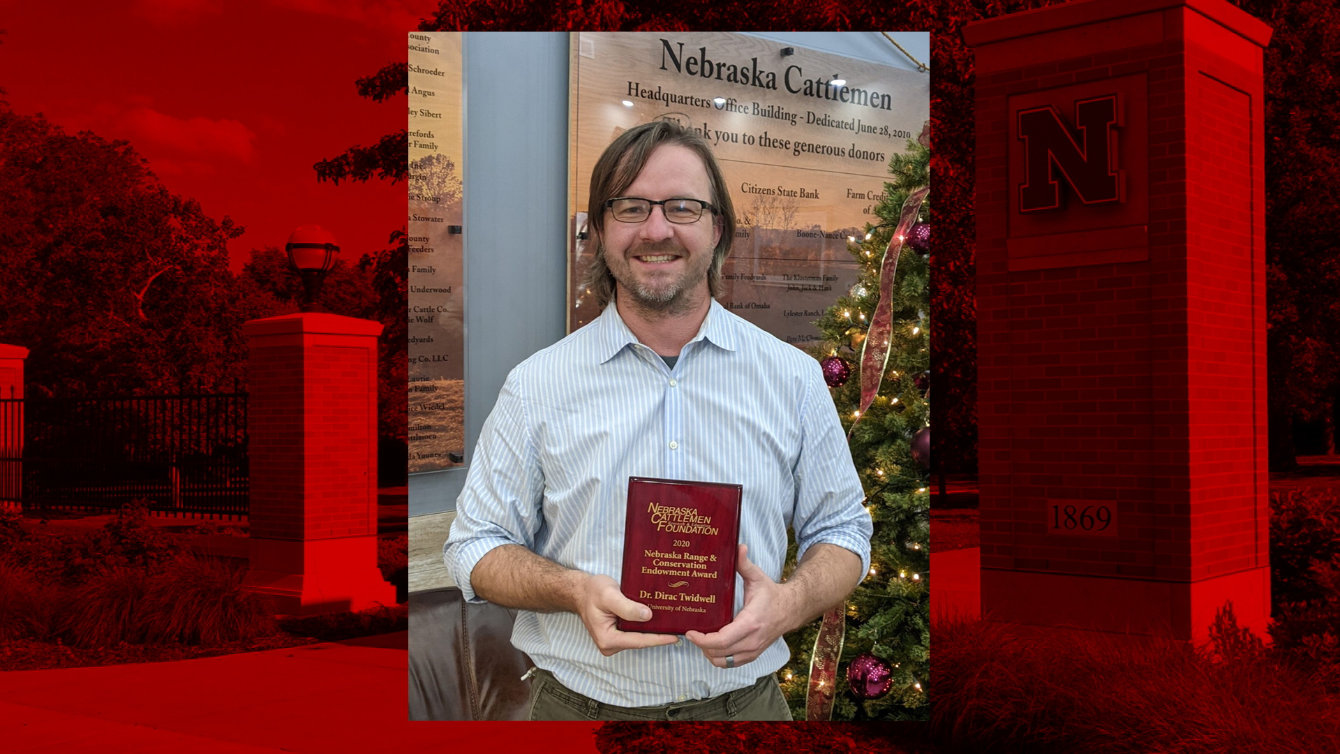 Dirac Twidwell receives the Nebraska Range & Conservation Endowment award from the Nebraska Cattlemen.