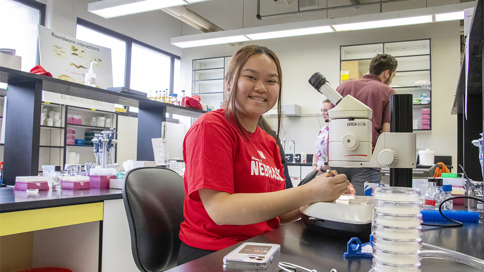 Incoming first-year student Ahn Le works in a research lab at UNL. Mike Jackson | Student Affairs 