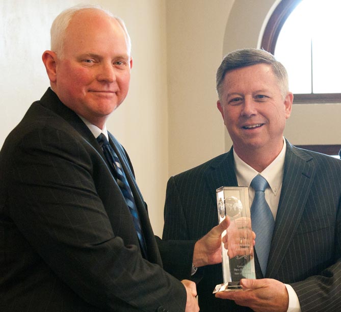 Dan Duncan presents the leadership award from the Association of University Research Parks to Gov. Dave Heineman on Dec. 16.