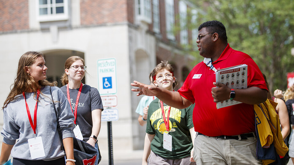 Orientation leader Jayven Brandt shares his experiences as a Husker with incoming freshmen outside the Nebraska Union in June 2021. 