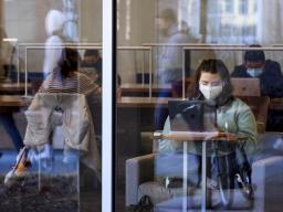 Students walking by are reflected as others study in the Adele Hall Learning Commons on Jan. 18. More than 6,700 Husker students have been named to the Deans’ List for the fall semester of the 2021-22 academic year. [Craig Chandler | University Communicat