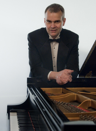 Pianist Robert Satterlee