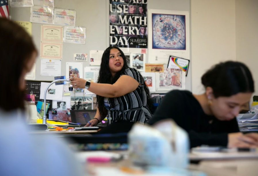  Keiri Ramirez teaches math to 10th-graders at Northridge Academy High School in 2020. (Dania Maxwell / Los Angeles Times)