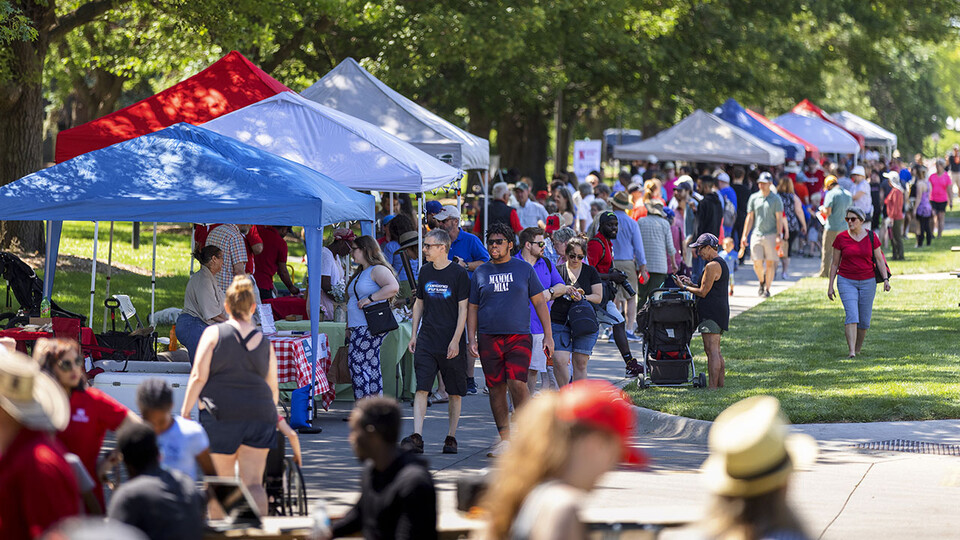 The 2022 East Campus Discovery Days and Farmer’s Market features vendors selling meat, popcorn, coffee, baked goods, crafts and more, as well as food trucks, live music and hands-on, science-based activities for youth and adults. [Craig Chandler | Univers