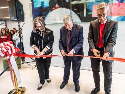  (From left) Sherri Jones, dean of the College of Education and Human Sciences; Rick Edwards, administrator and professor emeritus and Carolyn Pope Edwards’ widower; and Chancellor Ronnie Green cut the ribbon during the opening of Carolyn Pope Edwards Hal