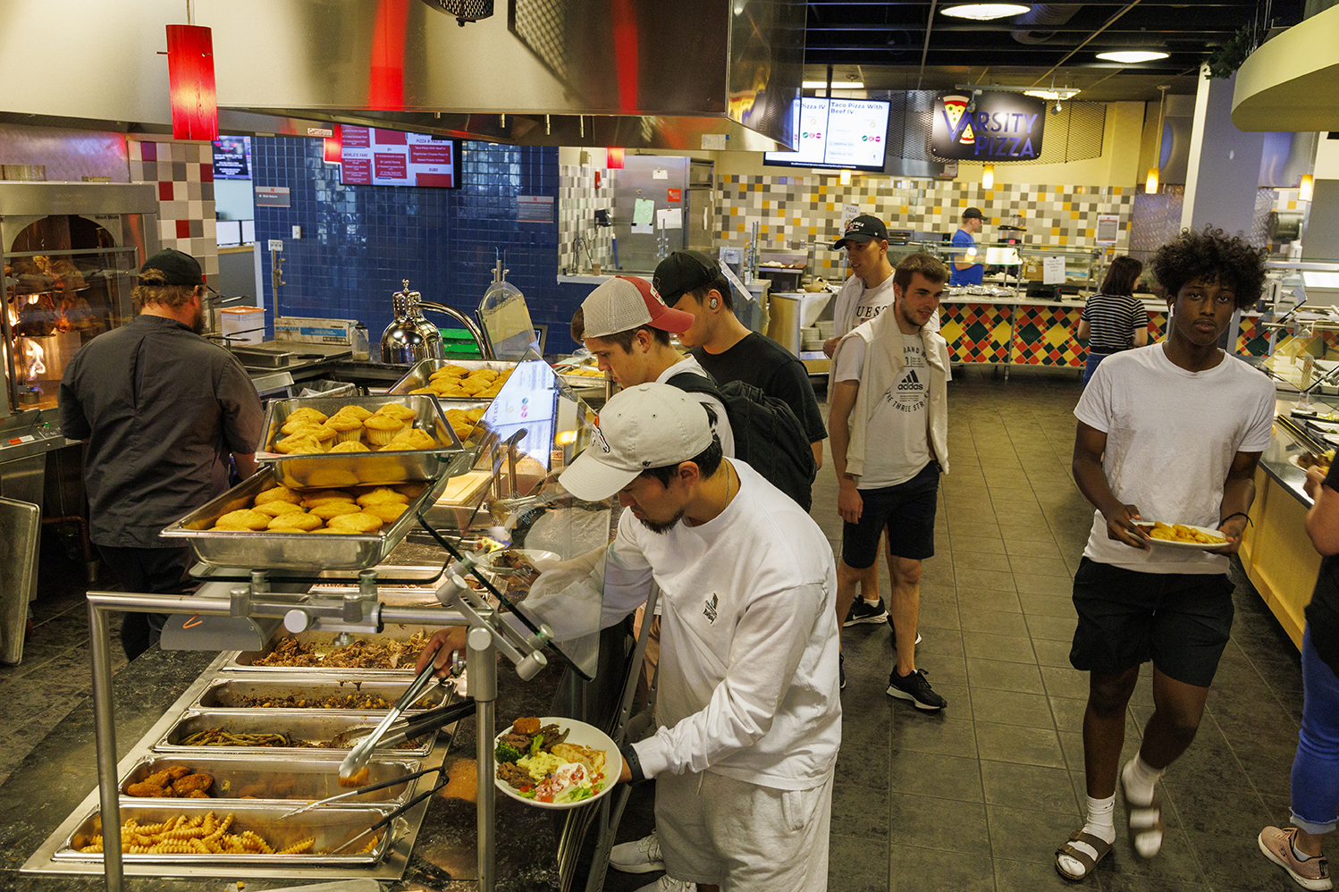 Students fill plates with food in Harper Dining Center at the University of Nebraska–Lincoln. [Student Affairs]