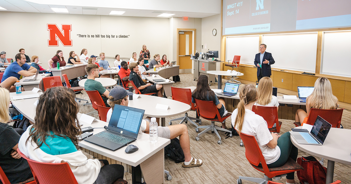 Dr. Jim Croft, principal with JW Croft Consulting Group (JWCCG) in Chicago, leads FINA 871 and spoke with the MNGT 411 class about the collaboration.