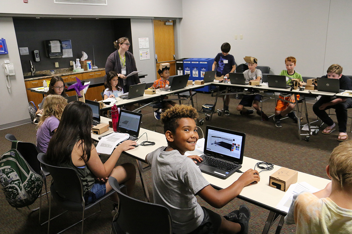 Virtual Reality Building workshop at 2022 Clover College.