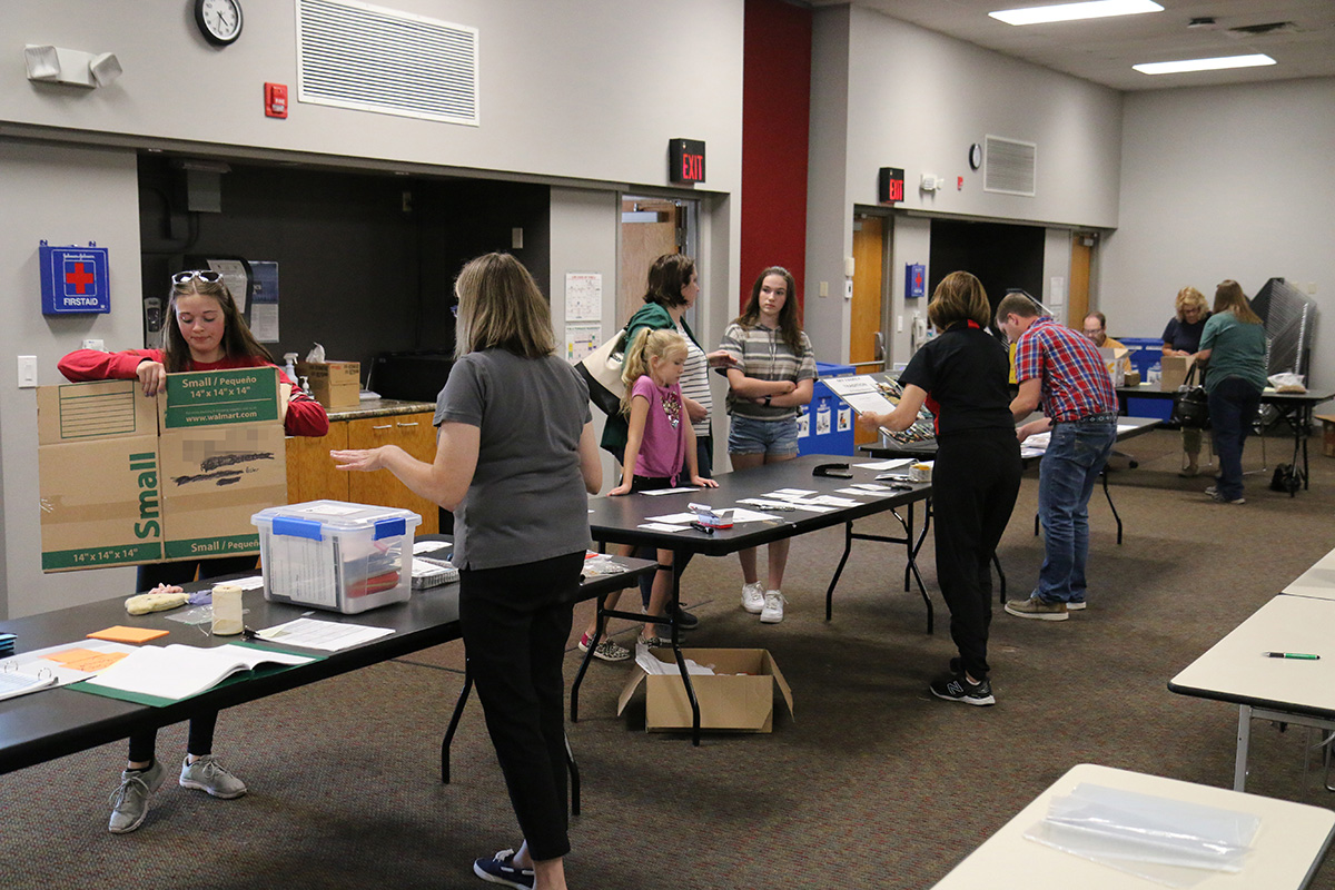 4-H families dropping off static exhibits for the 2022 Nebraska State Fair.