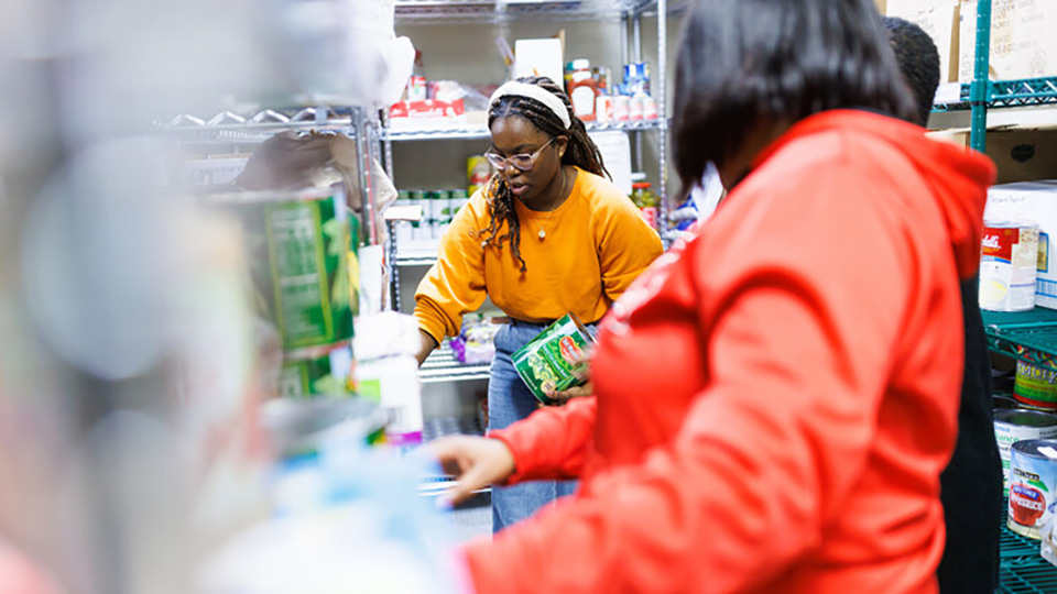 Maryam Sule, a first-year chemical engineering student from Bellevue, sorts food at Matt Talbot during the January Engage Lincoln event