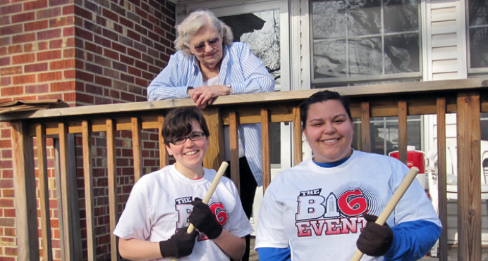Student volunteers pose with a Lincoln resident during UNL's 2011 Big Event.