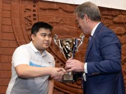 Tan Phan receiving his first place trophy from Governor Pillen.