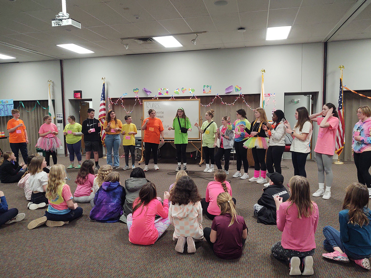4-H Teen Council members introduced themselves to kick-off the carnival extravaganza-themed 4th and 5th grade Lock-In.
