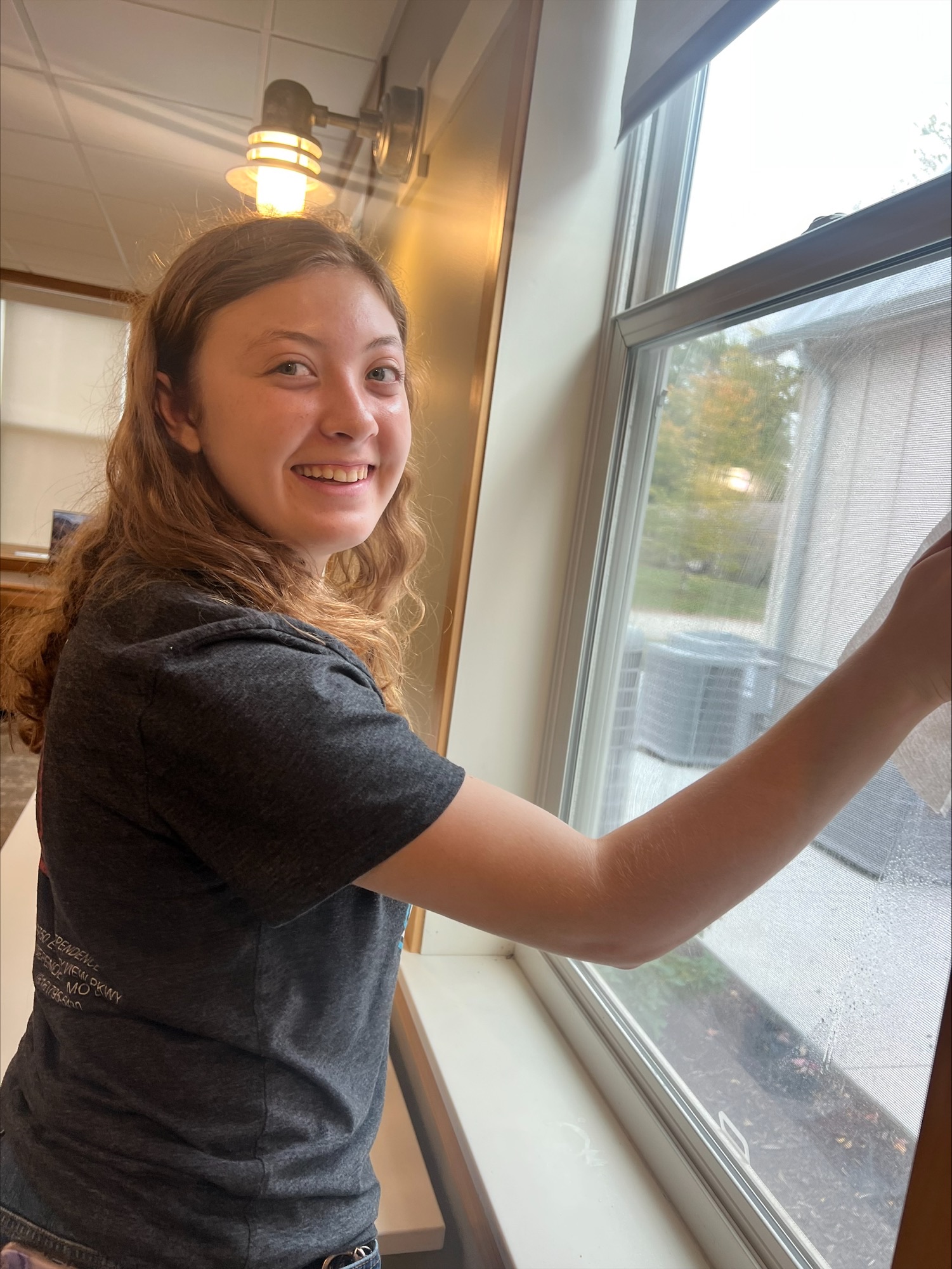 A member of the Fall 2023 class volunteers at BraveBe, helping ensure facilities are clean and ready for training meetings.