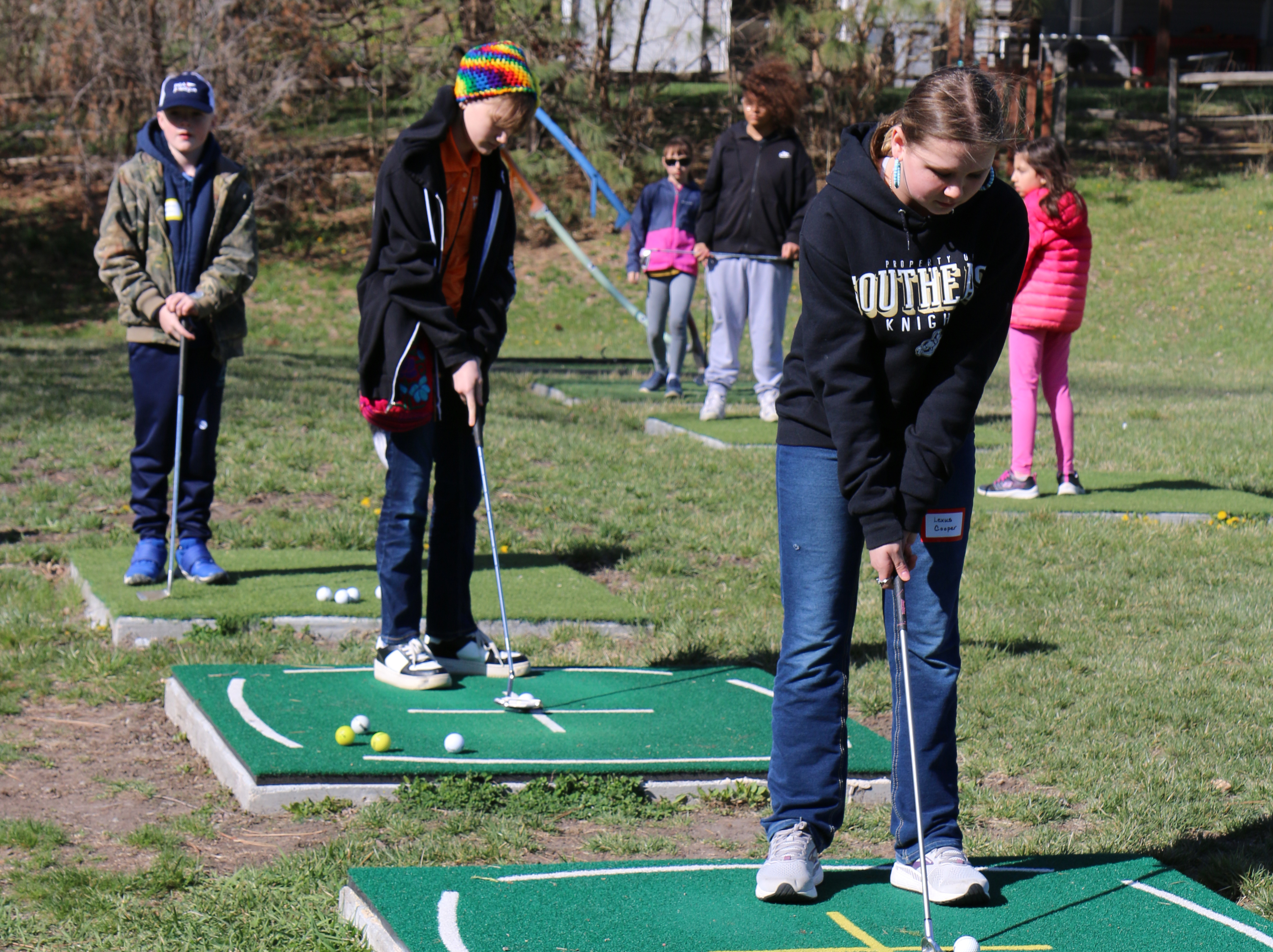 4-H'ers learning golf