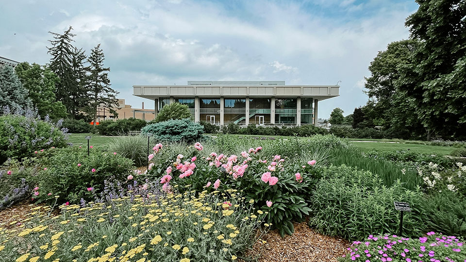 Exterior view of Dinsdale Family Learning Commons. [photo by Craig Chandler].