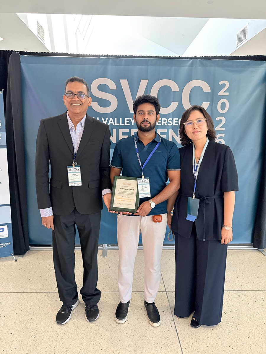 Byrav Ramamurthy and M A U Shariff accept their Best Paper Award.