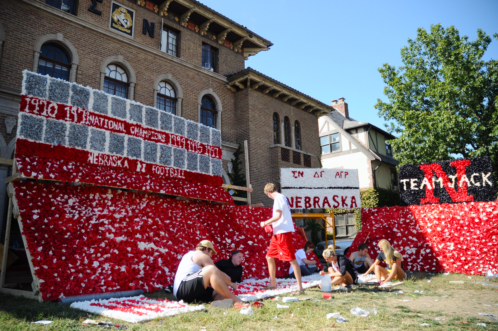 Students from Sigma Nu, Delta Gamma and Alpha Gamma Rho work on a homecoming yard display on Sept. 27.