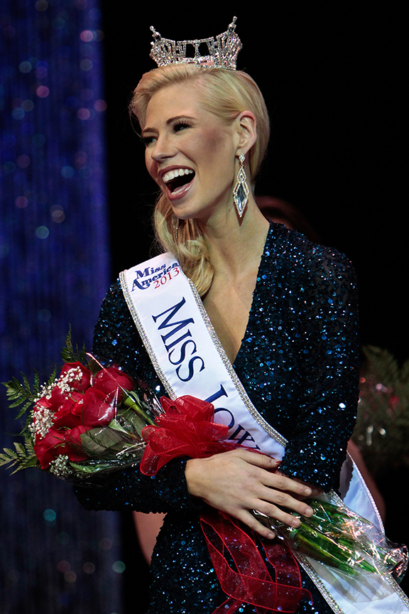 Nikki Kelly is crowned Miss Iowa. Photo courtesy of Miss Iowa Scholarship Program.