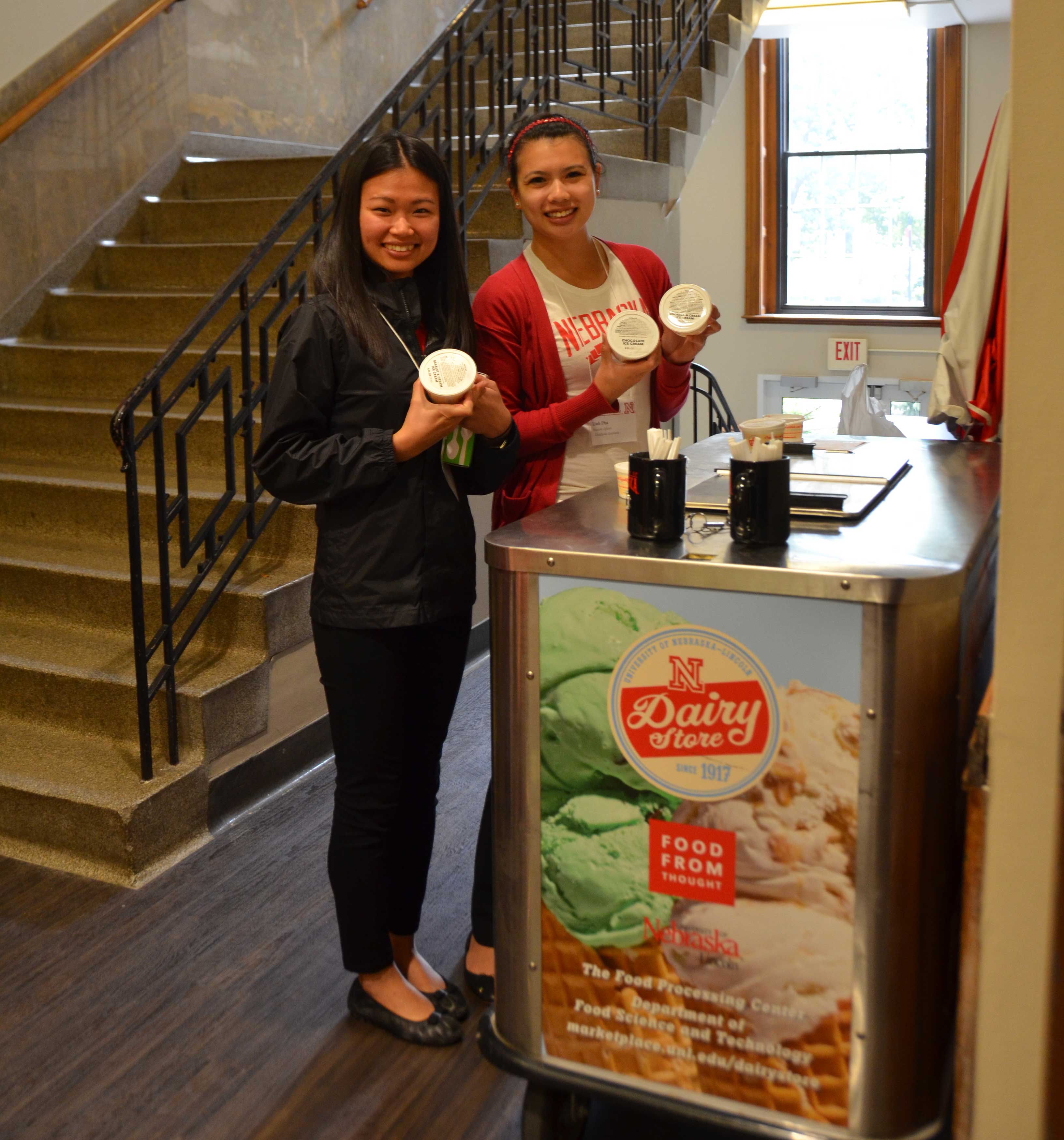 Students enjoy UNL Dairy Store ice cream at Parents Weekend. 