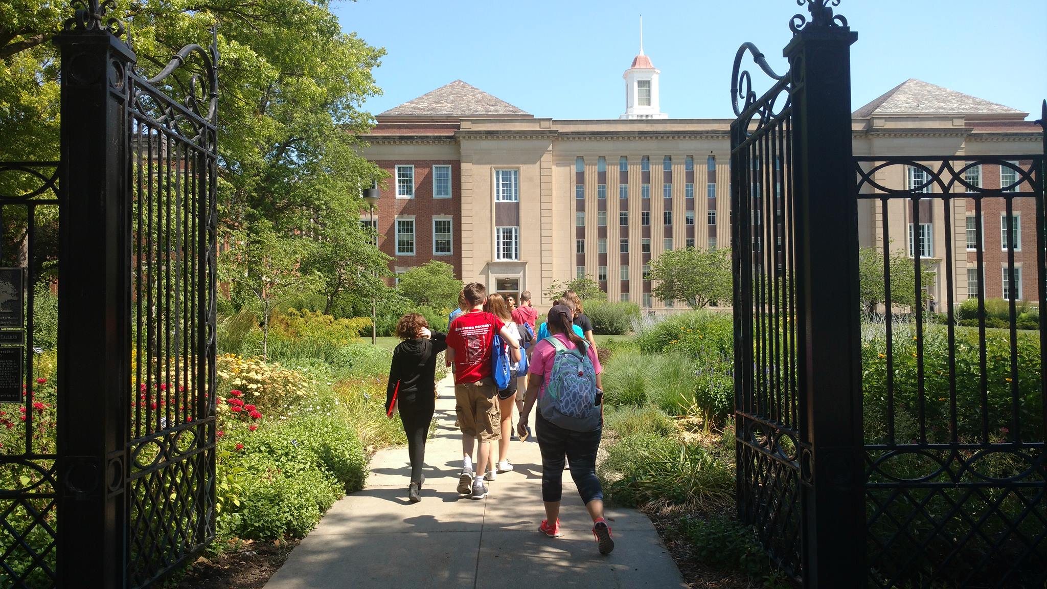 At Young Nebraska Scientists camps, middle school and high school students enjoy hands-on science experiences and campus visits.