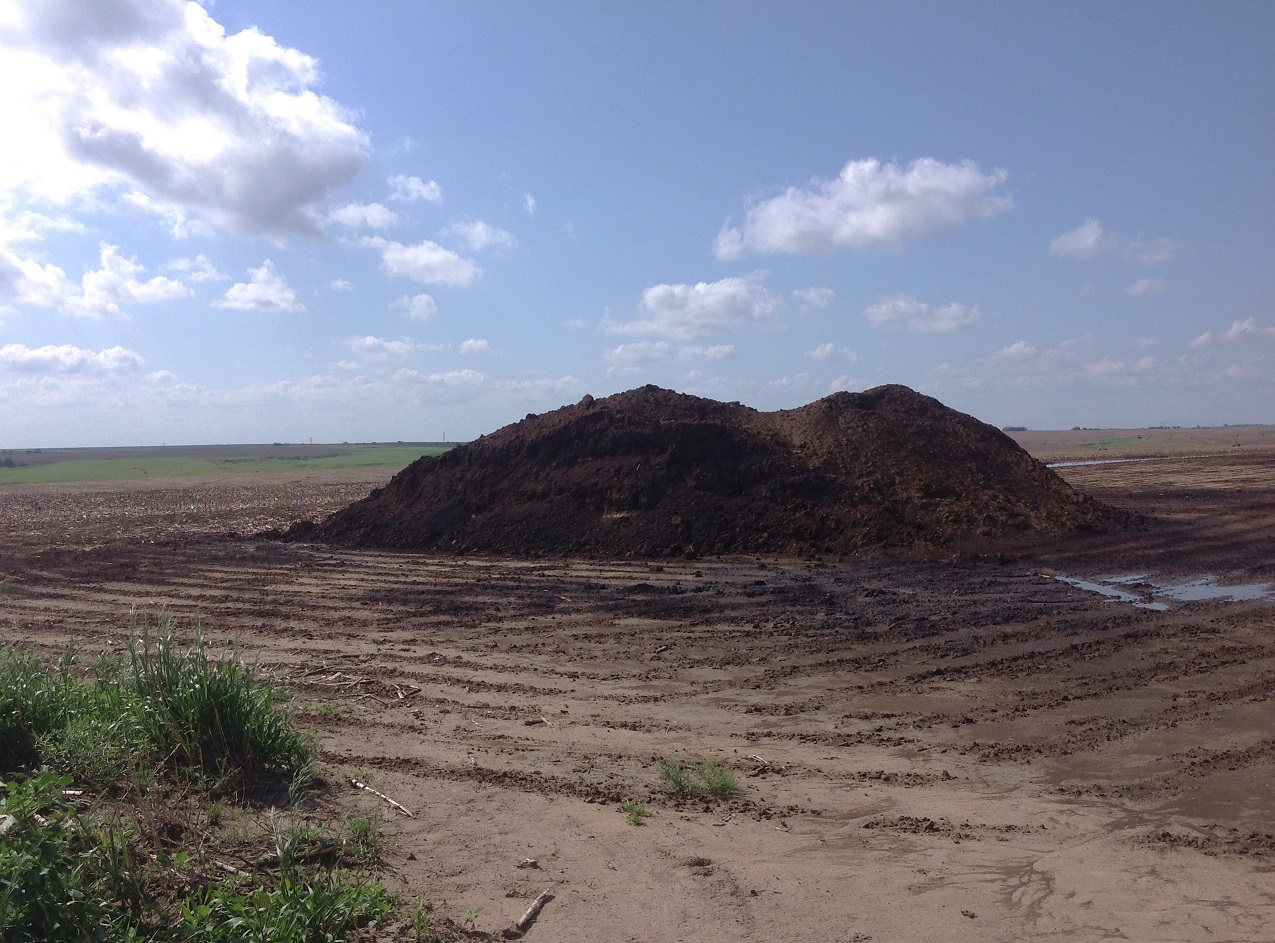 Stockpiling of manure or other biosolids should be a temporary storage method. Photo credit Amy M. Schmidt.