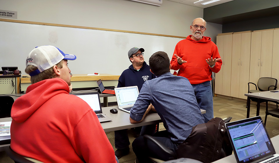Stephen Mason talks with students about their final project and presentation in the Agronomy 405 Crop Management Strategies course.  Fran Benne | Agronomy and Horticulture