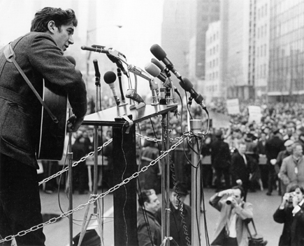 Phil Ochs during a Vietnam moratorium demonstration (1967). Photo by Michael Ochs.