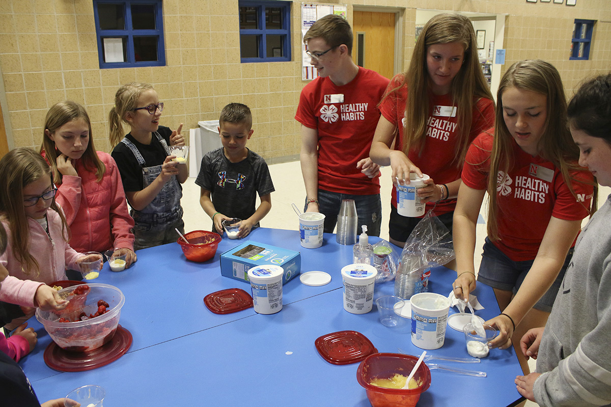 Malcolm Healthy Habits program teen ambassadors help the Malcolm fourth grade students prepare a breakfast parfait. (Photo by Vicki Jedlicka)